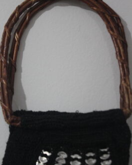 Bolsa de ombro preta com alça em bambu