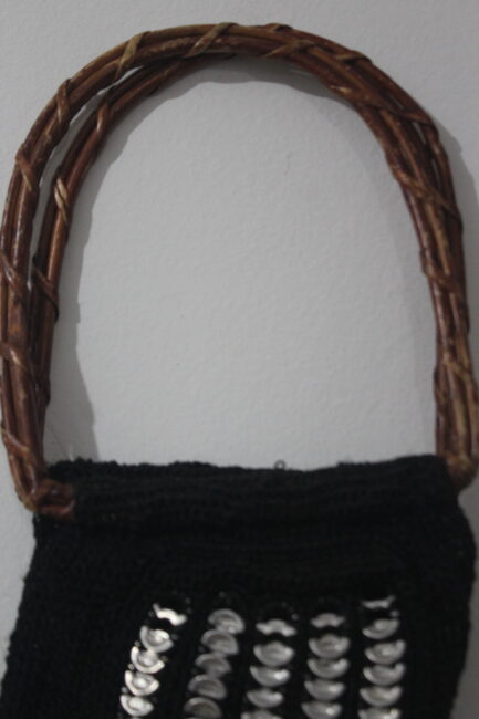 Bolsa de ombro preta com alça em bambu